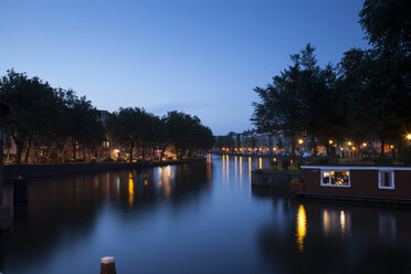 Niederlande, Amsterdam, Blick auf den Stadtkanal in der Abenddämmerung - FCF000465