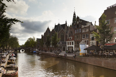 Netherlands, Amsterdam, view to Oude Kerk with town canal in the foreground - FCF000467