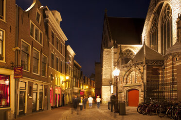 Niederlande, Amsterdam, Blick auf die Oude Kerk und das Rotlichtviertel in der Abenddämmerung - FCF000470