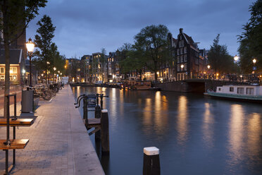 Niederlande, Amsterdam, Blick auf den Stadtkanal in der Abenddämmerung - FCF000474