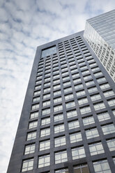 Niederlande, Amsterdam, Blick auf modernes Bürogebäude von unten - FCF000477