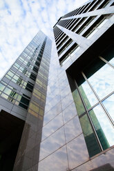 Niederlande, Amsterdam, Blick auf modernes Bürogebäude von unten - FCF000502