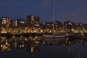 Niederlande, Amsterdam, Gracht und Häuser zur blauen Stunde - FCF000504