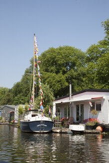 Niederlande, Amsterdam, Blick auf Segelboot und Hausboot am Stadtkanal - FCF000481