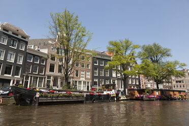 Niederlande, Amsterdam, Blick auf Hausboote am Stadtkanal und Häuserzeile - FCF000506