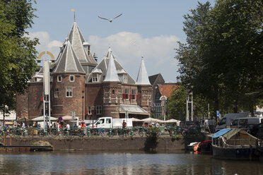 Niederlande, Amsterdam, Blick auf De Waag und Nieuwmarket mit Stadtkanal im Vordergrund - FCF000507