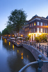 Niederlande, Amsterdam, Restaurant an der Gracht am Abend - FCF000489