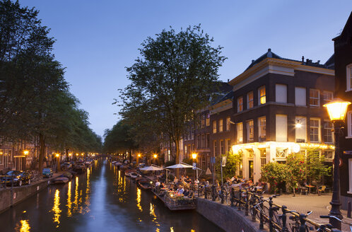 Netherlands, Amsterdam, Restaurant at canal in the evening - FCF000490