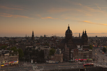 Niederlande, Amsterdam, Stadtbild am Abend - FCF000497
