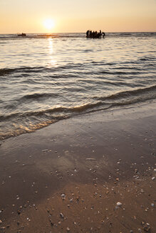 Niederlande, Bloemendaal, Menschen im Meer bei Sonnenuntergang - FCF000515