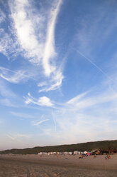 Niederlande, Bloemendaal, Strand und Himmel mit Wolken - FCF000517
