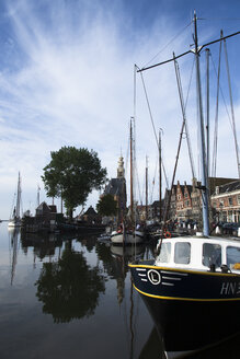 Niederlande, Ijsselmeer, Hoorn, Schiffe im Hafen - FC000520