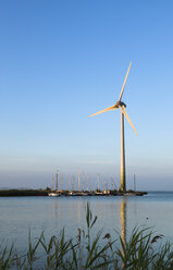Niederlande, Waterland, Windkraftanlage am Ijsselmeer - FCF000528