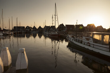 Niederlande, Durgerdam, IJsselmeer, Hafen bei Sonnenaufgang - FCF000530