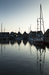 Niederlande, Durgerdam, IJsselmeer, Hafen in der Morgendämmerung - FCF000531