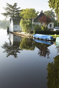 Niederlande, Waterland, Broek, Ijsselmeer, Haus und Boot am Seeufer - FCF000532