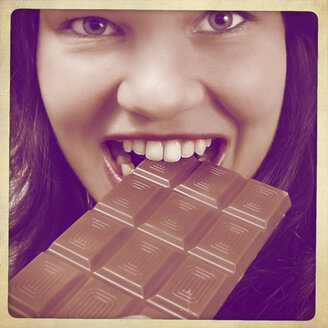 Frau isst Schokolade - HOHF001168