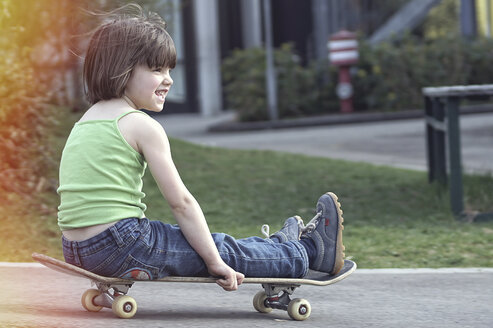 Mädchen auf Skateboard - LVF002347