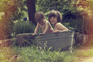 Baby und Mädchen in der Wanne im Garten - LVF002322