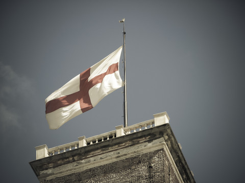 Italien, Genua, Flagge auf dem Torre Grimaldina am Palazzo Ducale, lizenzfreies Stockfoto