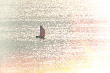 Italy, Brenzone sul Garda, sailboat on Lake Garda - LVF002346