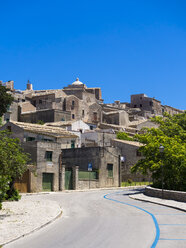 Italien, Sizilien, Provinz Trapani, Erice, Altstadt, Häuser und Straße - AMF003272