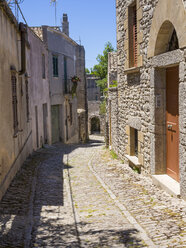 Italien, Sizilien, Erice, Blick auf leere Gasse - AMF003277