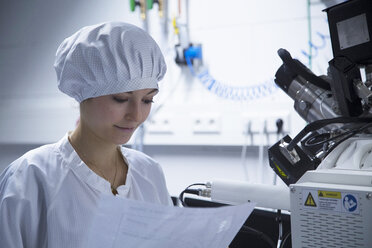 Junge Technikerin beim Lesen von Anweisungen in einem Laboratorium - SGF001166