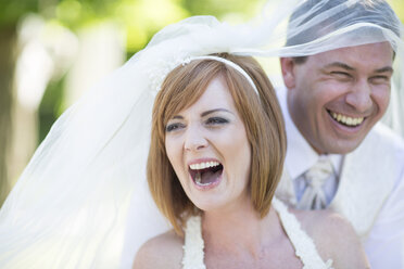 Lachender Bräutigam und mit Schleier bedeckte Braut bereit für ihre Hochzeit - ZEF002555