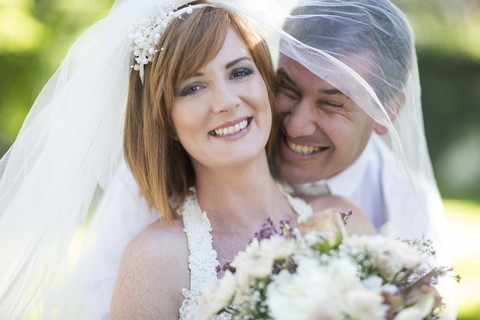 Glückliche Braut und Bräutigam zusammen bei der Hochzeit, lizenzfreies Stockfoto