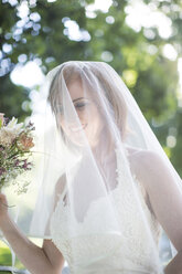 Glückliche Braut mit Schleier bei ihrer Hochzeit - ZEF002568