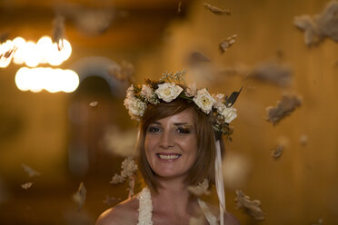 Glückliche Braut mit über sie geworfenen Blättern - ZEF002582
