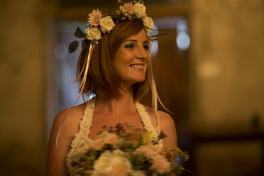 Glückliche Braut mit Blumenkranz im Haar - ZEF002583