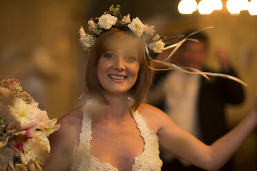 Glückliche Braut mit Blumenkranz im Haar - ZEF002584