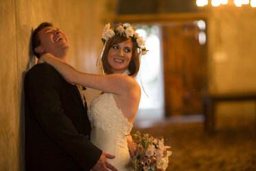 Braut und Bräutigam teilen einen glücklichen Moment miteinander - ZEF002587