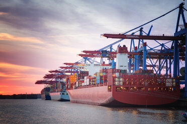 Deutschland, Hamburg, Hamburger Hafen, Hafen, Containerschiff am Abend - ROMF000026