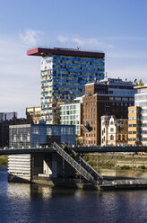 Deutschland, Nordrhein-Westfalen, Düsseldorf, Medienhafen, Bürogebäude - THAF000949