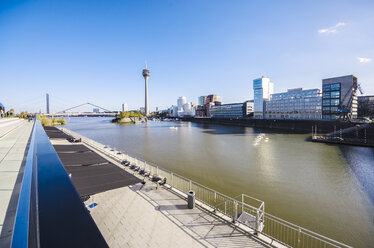 Deutschland, Nordrhein-Westfalen, Düsseldorf, Blick auf Rhein, Medienhafen und Rheinturm - THAF000974