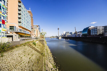 Deutschland, Nordrhein-Westfalen, Düsseldorf, Medienhafen, Rhein und Rheinturm - THAF000956