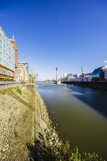 Deutschland, Nordrhein-Westfalen, Düsseldorf, Medienhafen, Rhein und Rheinturm - THAF000958