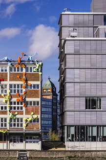 Deutschland, Nordrhein-Westfalen, Düsseldorf, Skulpturen Flossis klettern an der Fassade von Haus Roggendorf - THA000964