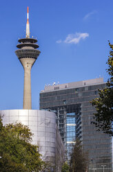 Deutschland, Nordrhein-Westfalen, Düsseldorf, Rheinturm und Stadttor - THA000971