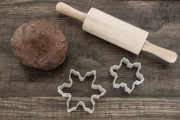 Star shaped cookie cutters, dough and rolling pin on wood - SARF001063