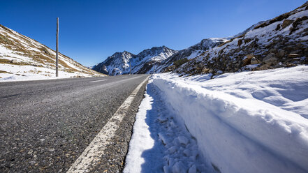 Schweiz, Engadin, Fluela-Passstrasse im Herbst - STSF000631