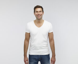 Porträt eines lächelnden reifen Mannes vor einem weißen Hintergrund - RH000385