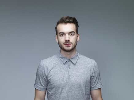 Porträt eines jungen Mannes vor einem grauen Hintergrund - RHF000408