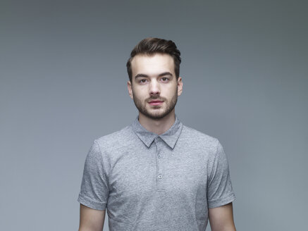 Portrait of young man in front of grey background - RHF000408