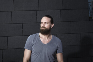 Portrait of man with full beard in front of grey background - RHF000416