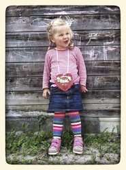 Girl with gingerbread heart - IPF000168