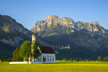 Germany, Bavaria, Schwabia, Allgaeu, Schwangau, Tannheim Mountains, View to pilgrimage church St. Coloman, Neuschwanstein Castle and Saeugling mountain in the background - WGF000533